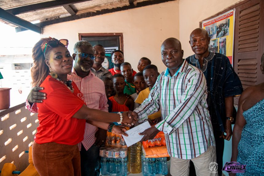 ms cynthia raymond cash donation to paul mensah founder of nyame yie foundations